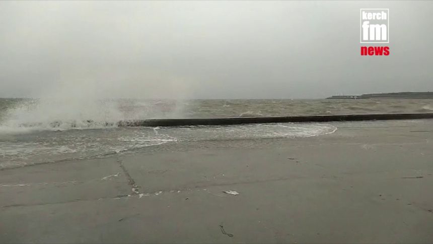 В Керчи море вышло из берегов и затопило набережную