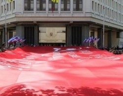 В столице Крыма развернули самое большое в России знамя Победы