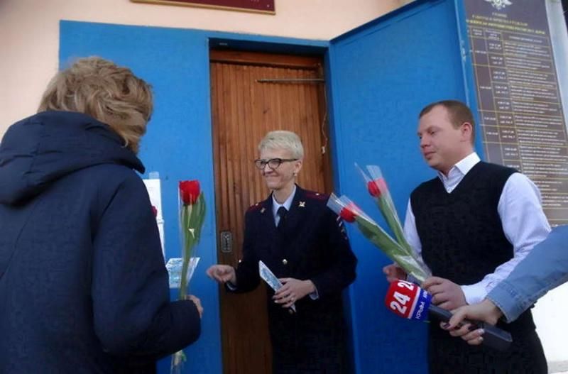 В отделе по вопросам миграции г. Керчи представительниц прекрасного пола встречали с цветами и открытками