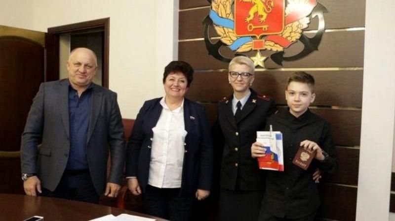 Юным керчанам в торжественной обстановке вручили паспорта России