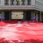 В столице Крыма развернули самое большое в России знамя Победы
