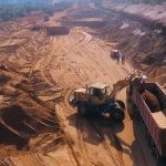 В Керчи продолжается добыча песка с дамбы наполненной токсичными отходами