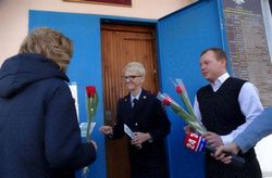 В отделе по вопросам миграции г. Керчи представительниц прекрасного пола встречали с цветами и открытками