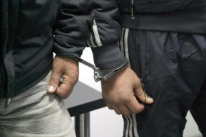 Керченскими оперативниками задержаны подозреваемые в повреждении торговых палаток