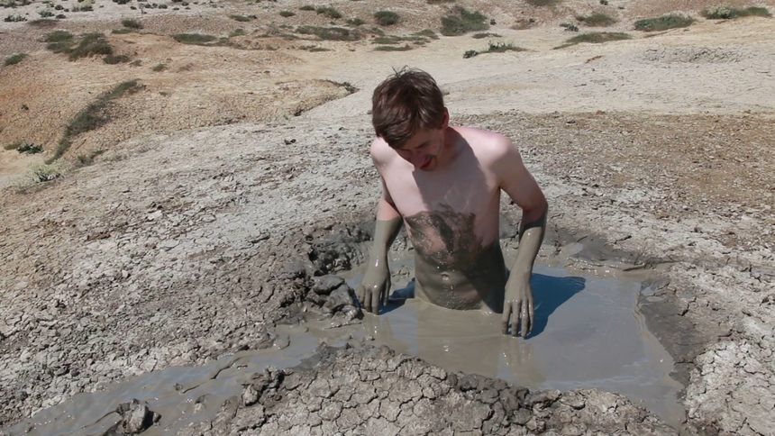 DidJ заныривает в грязевой вулкан